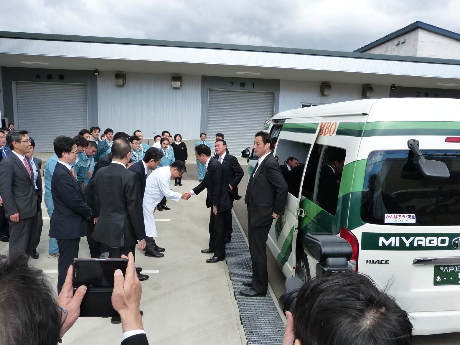 服部会長、鳴瀨社長と握手を交わす岸田外相と、各国大使および大使館職員の皆様