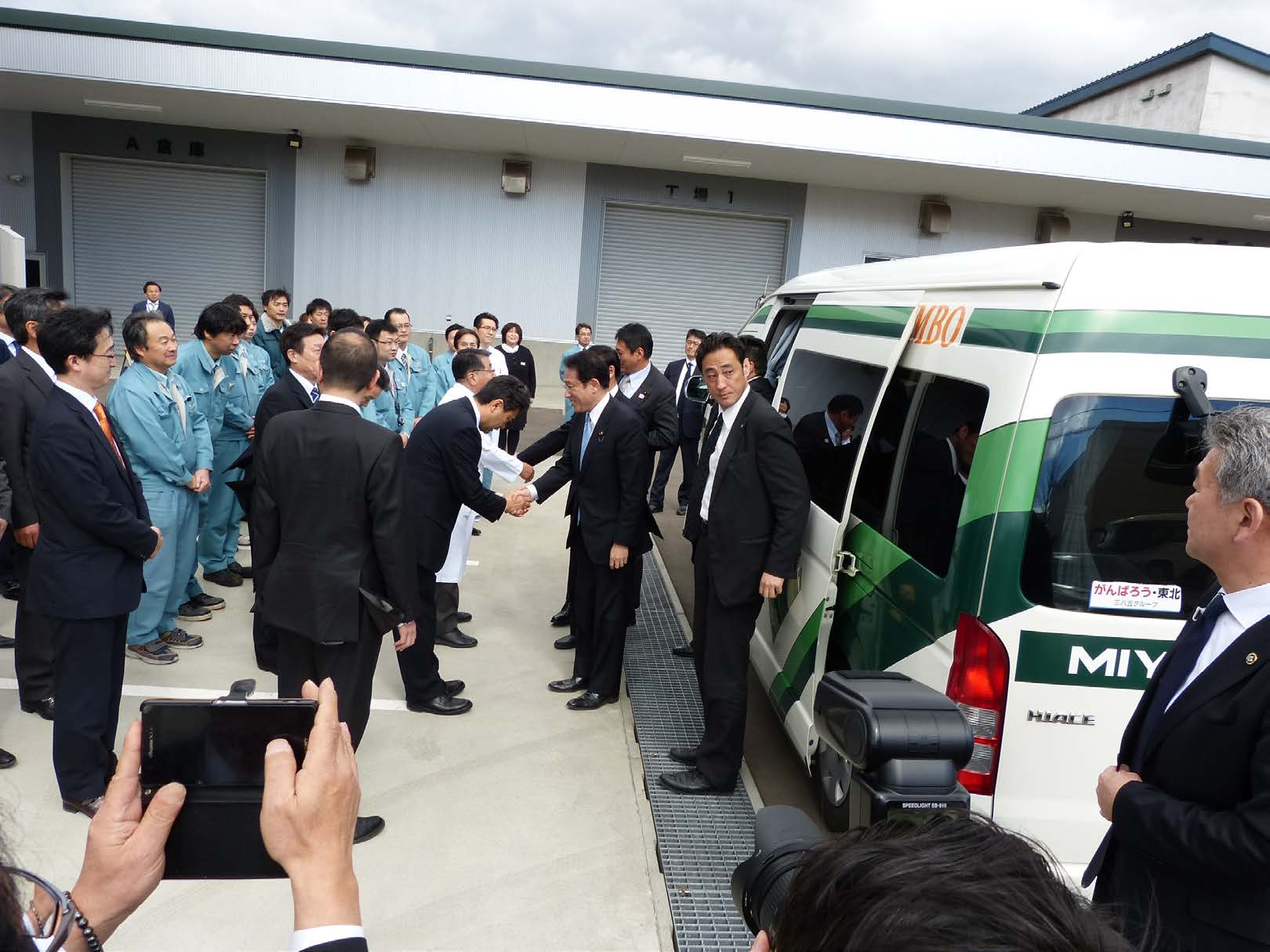 服部会長、鳴瀨社長と握手を交わす岸田外相と、各国大使および大使館職員の皆様